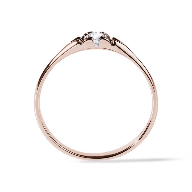 PRSTEN Z RŮŽOVÉHO ZLATA S KULATÝM DIAMANTEM - ZÁSNUBNÍ PRSTENY S BRILIANTEM - 
