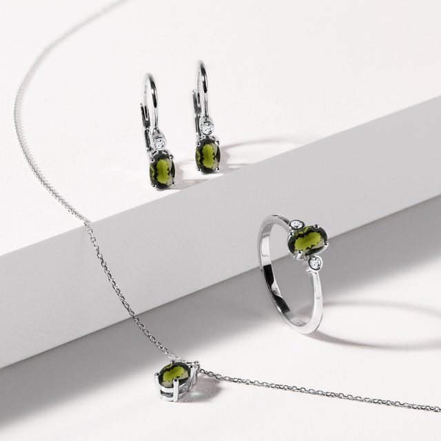 PRSTEŇ Z BIELEHO ZLATA S VLTAVÍNOM A BEZEL DIAMANTMI - PRSTENE VLTAVÍN - 