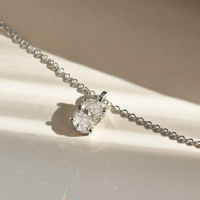 NÁHRDELNÍK Z BÍLÉHO ZLATA S OVÁLNÝM LAB GROWN DIAMANTEM - NÁHRDELNÍKY S DIAMANTY - 