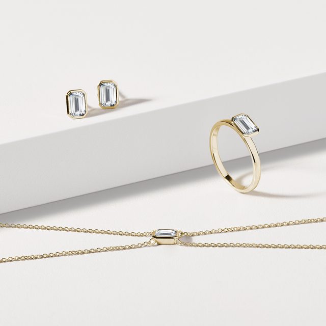 BAGUE EN OR JAUNE ET DIAMANT DE SYNTHÈSE TAILLE ÉMERAUDE - BAGUES AVEC DIAMANTS DE SYNTHÈSE - 