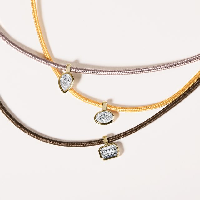 ANHÄNGER MIT SMARAGDGESCHLIFFENEM DIAMANTEN IN GELBGOLD - MAGNETISCHE HALSKETTEN - 