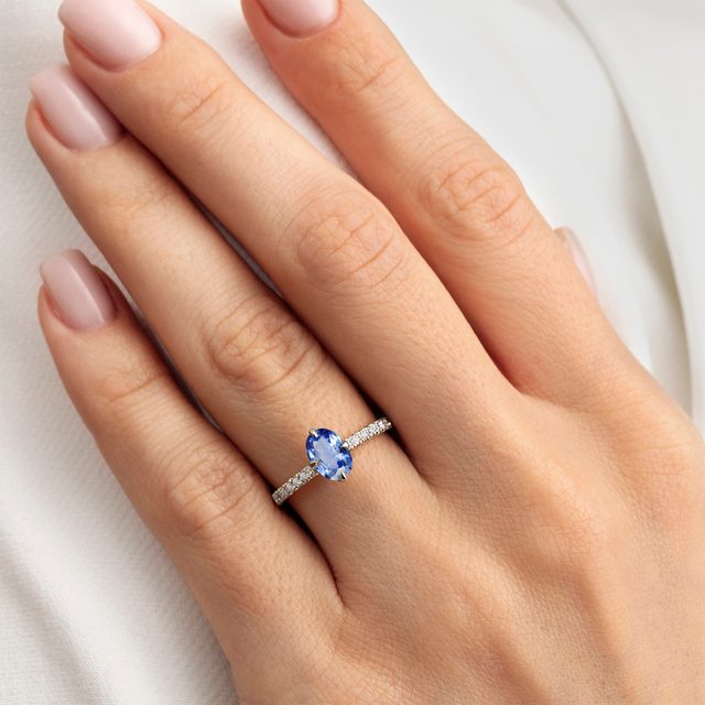 PIERŚCIONEK Z SZAFIREM W BIAŁYM ZŁOCIE - PIERŚCIONKI ZARĘCZYNOWE Z SZAFIREM - 