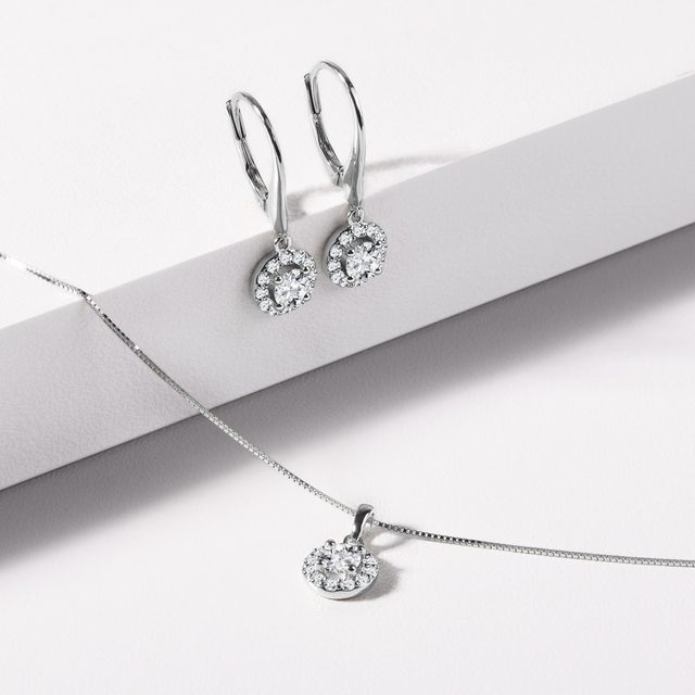 BOUCLES D'OREILLES ET COLLIER HALO EN OR BLANC ET DIAMANTS - ENSEMBLES DE BIJOUX EN DIAMANT - 