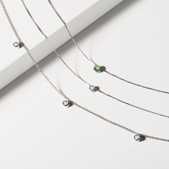 NÁHRDELNÍK Z BIELEHO 14 KT ZLATA SO ZELENÝM DIAMANTOM - NÁHRDELNÍKY S DIAMANTMI - 