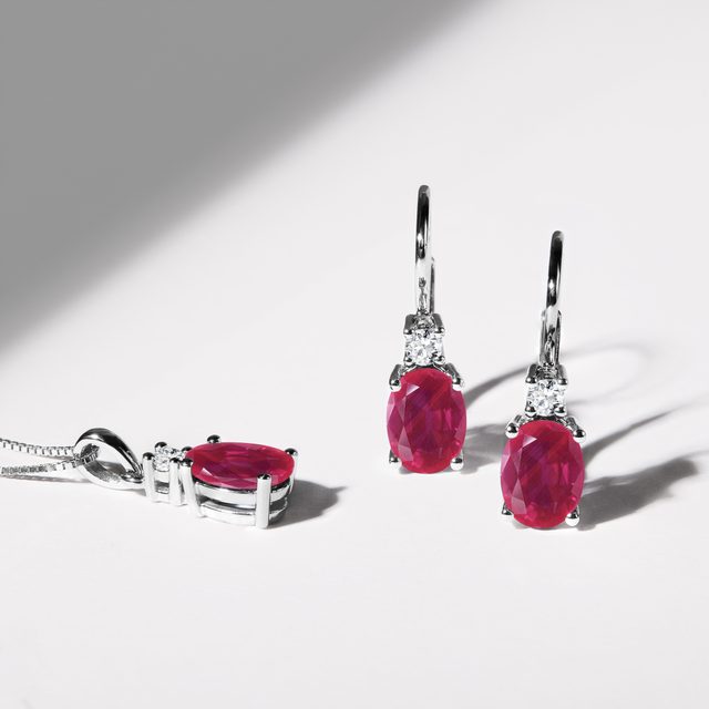 BOUCLES D'OREILLES EN OR BLANC, RUBIS 2,0 CT ET DIAMANTS - BOUCLES D'OREILLES EN RUBIS - 