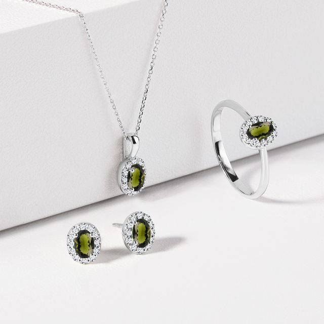 PUCES D'OREILLES OR BLANC AVEC MOLDAVITE OVALE ET DIAMANTS - BOUCLES D'OREILLES EN MOLDAVITE - 