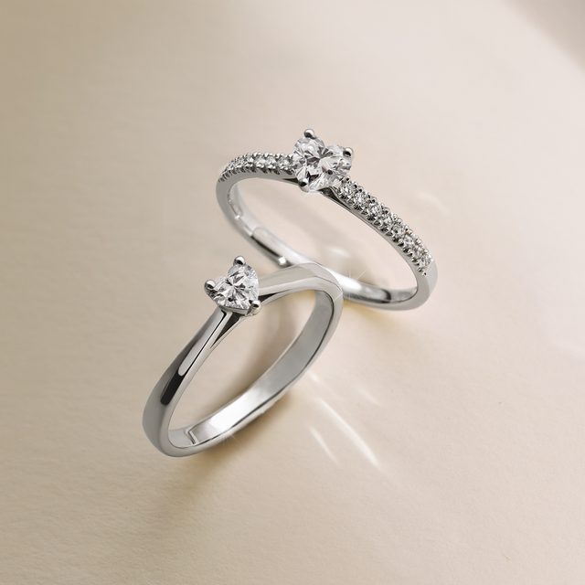 ROMANTISCHER DIAMANTRING MIT HERZMOTIV IN WEISSGOLD - VERLOBUNGSRINGE DIAMANTEN - 