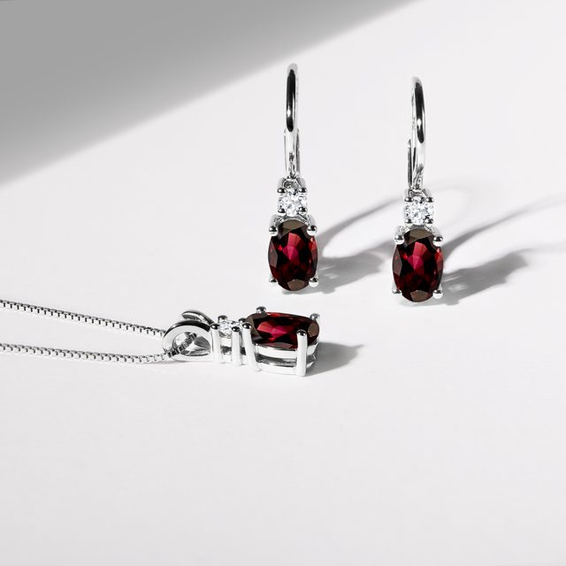 BOUCLES D'OREILLES EN OR BLANC, GRENATS ET DIAMANTS - BOUCLES D'OREILLES EN GRENAT - 