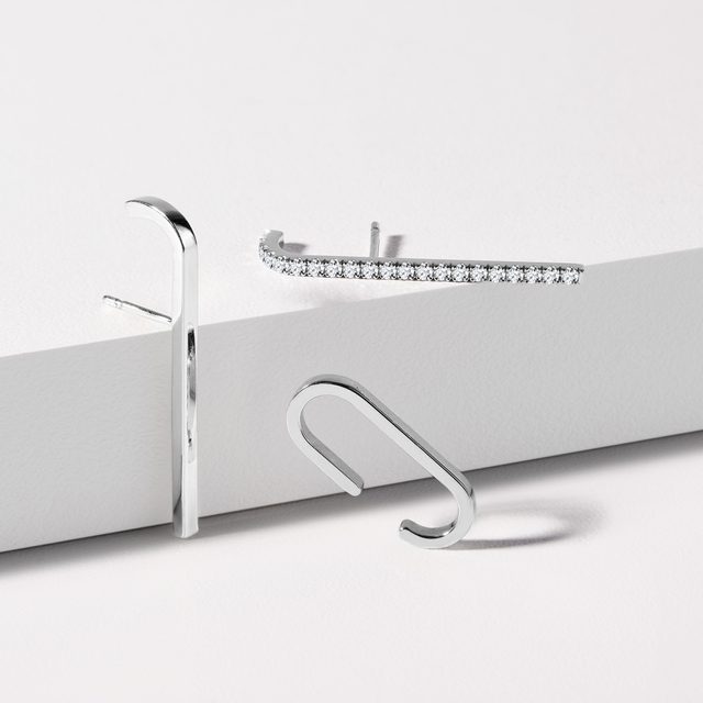 BOUCLES D'OREILLE BARRE UNIQUE EN OR BLANC - BOUCLES D'OREILLES SOLITAIRES - 