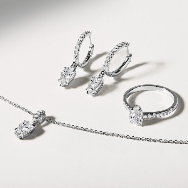 NÁHRDELNÍK V BÍLÉM ZLATĚ S DIAMANTEM VE TVARU KAPKY - NÁHRDELNÍKY S DIAMANTY - 