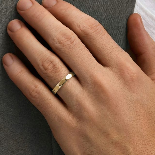 PÁNSKÝ SNUBNÍ PRSTEN S FASETAMI VE ŽLUTÉM ZLATĚ - PÁNSKÉ SNUBNÍ PRSTENY - 