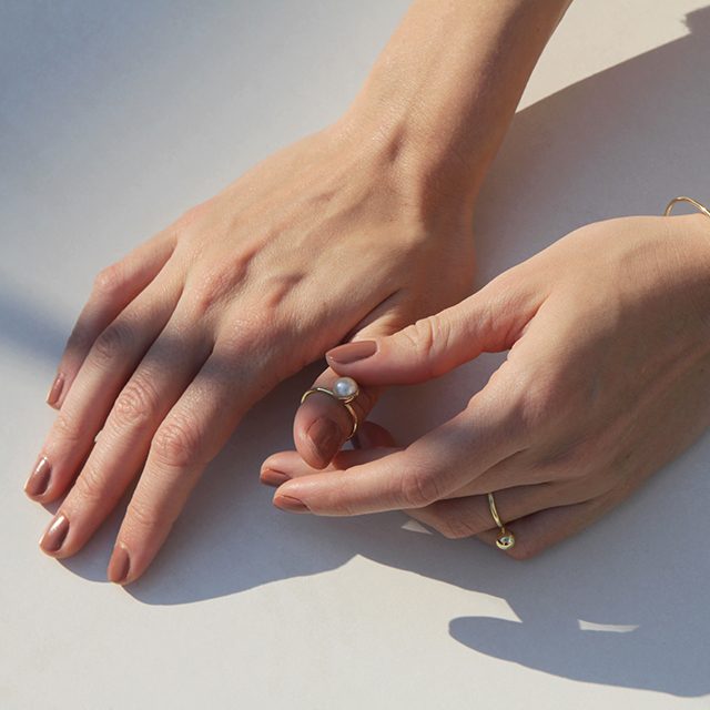 PRSTEN ZE ŽLUTÉHO ZLATA S BÍLOU PERLOU - PERLOVÉ PRSTENY - 