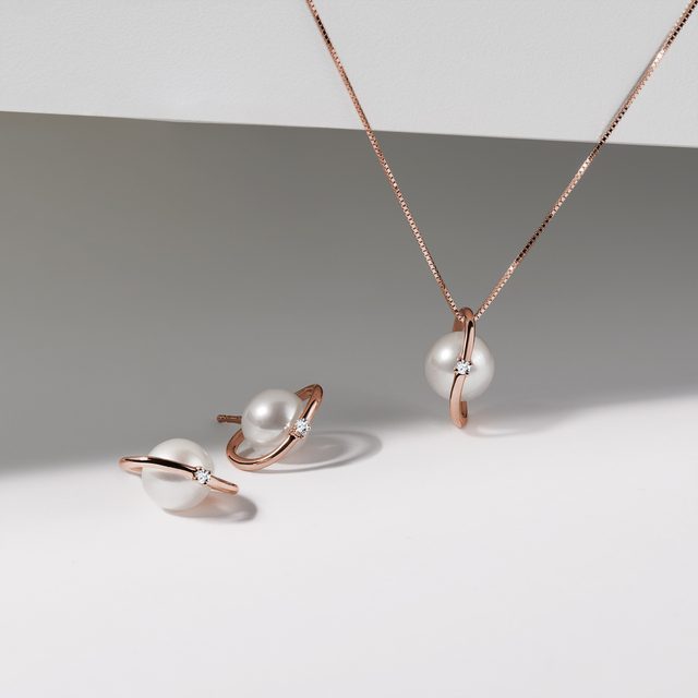 BOUCLES D'OREILLES ORIGINALES AVEC PERLE AKOYA EN OR ROSE - BOUCLES D'OREILLES EN PERLES - 