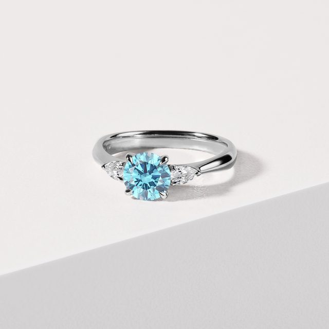 PIERŚCIONEK Z NIEBIESKIM DIAMENTEM LABORATORYJNYM W BIAŁYM ZŁOCIE - PIERŚCIONKI Z LAB GROWN DIAMENTAMI - 