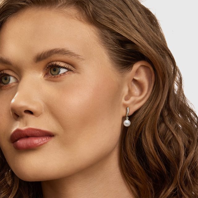 BOUCLES D'OREILLES D'OR JAUNE AVEC DIAMANTS ET PERLES AKOYA - BOUCLES D'OREILLES EN PERLES - 