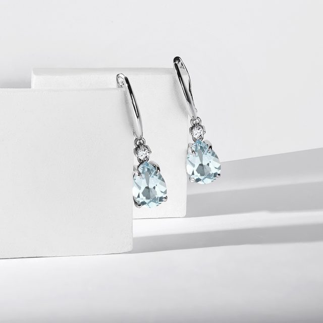 BOUCLES D'OREILLES PENDANTES EN OR BLANC, DIAMANTS ET AIGUE-MARINE - BOUCLES D'OREILLES EN AIGUE-MARINE - 