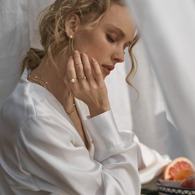 NÁHRDELNÍK ZE ŽLUTÉHO 14K ZLATA S PERLIČKAMI - PERLOVÉ NÁHRDELNÍKY - 