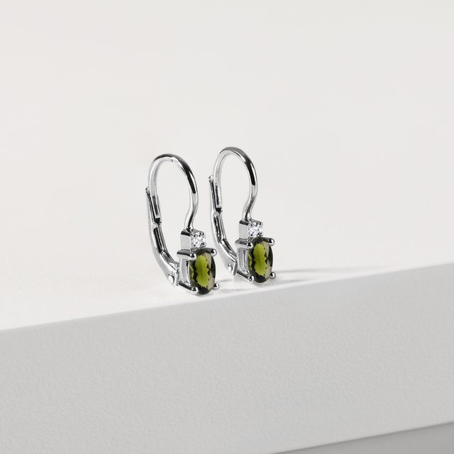 BOUCLES D'OREILLES D'OR BLANC AVEC MOLDAVITES TAILLE OVALE ET DIAMANTS - BOUCLES D'OREILLES EN MOLDAVITE - 