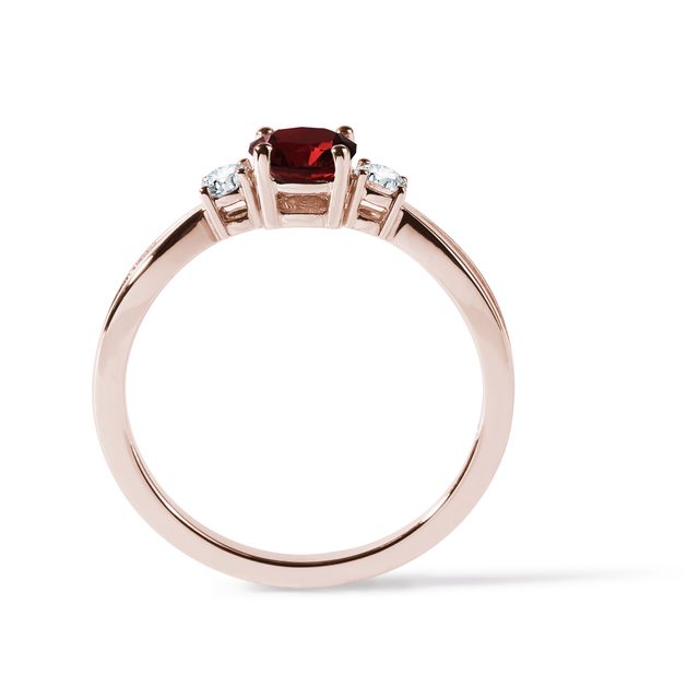 BAGUE EN OR ROSE AVEC GRENAT ROND ET DIAMANTS - BAGUES EN GRENAT - 