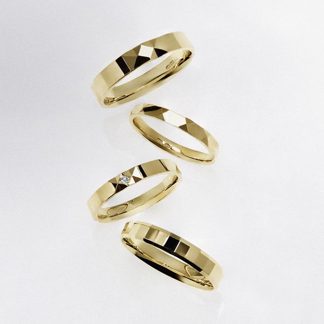 WOMEN'S WEDDING BAND WITH A DIAMOND IN YELLOW GOLD - DIAMOND RINGS - 