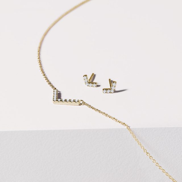 DIAMANTOVÉ NÁUŠNICE V TVARE V ZO ŽLTÉHO ZLATA - NÁUŠNICE DIAMANTY - 