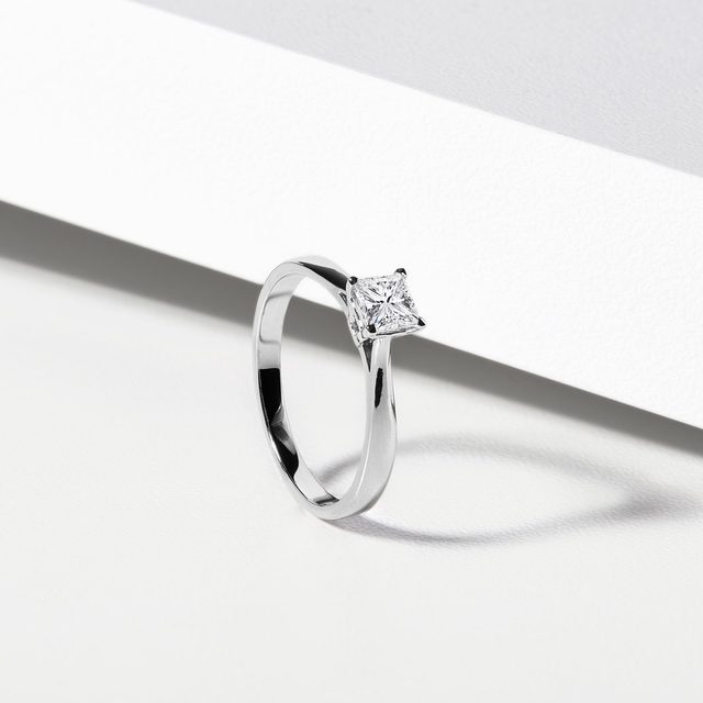 PRSTEN Z BÍLÉHO ZLATA S DIAMANTEM V BRUSU PRINCESS - DIAMANTOVÉ ZÁSNUBNÍ PRSTENY - 