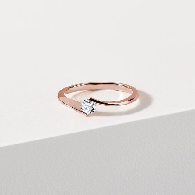 ZÁSNUBNÝ PRSTEŇ Z RUŽOVÉHO ZLATA S DIAMANTOM - ZÁSNUBNÉ PRSTENE S BRILIANTOM - 