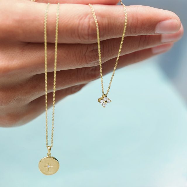 MEDAILLONANHÄNGER MIT GRAVUR UND DIAMANT IN GELBGOLD - ANHÄNGER - 