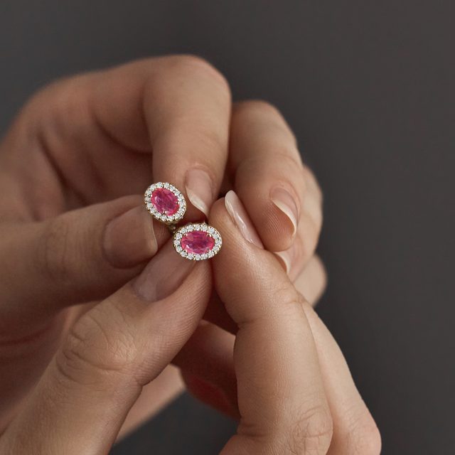 HALO OHRRINGE AUS GELBGOLD MIT RUBINEN UND DIAMANTEN - OHRRINGE MIT RUBIN - 