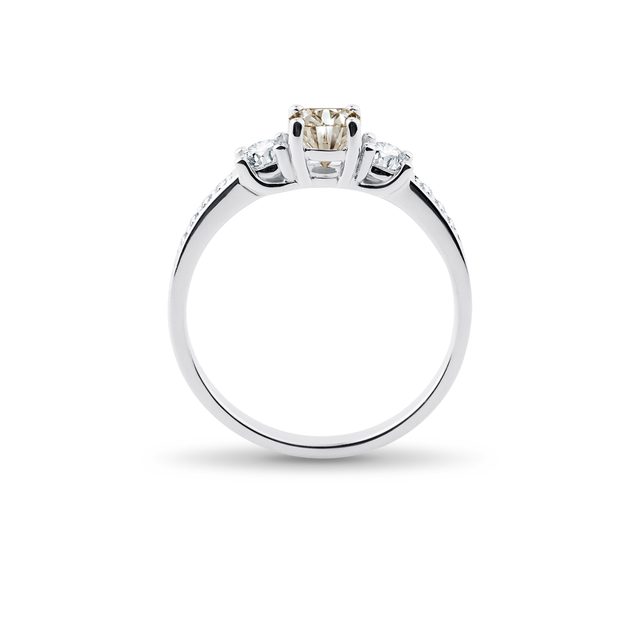 BAGUE DELUXE EN OR BLANC AVEC DIAMANT CHAMPAGNE CENTRAL ET BRILLANTS - BAGUES DE FIANÇAILLES AVEC DIAMANTS DE COULEUR - 