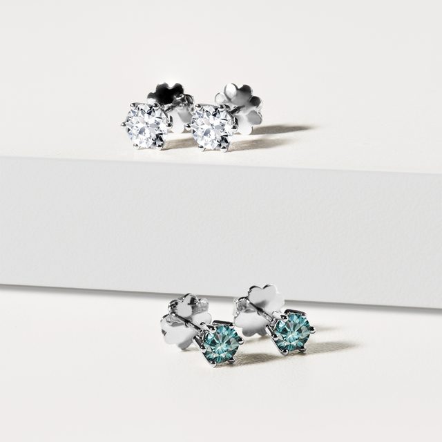 NÁUŠNICE Z BÍLÉHO 14K ZLATA S MODRÝMI DIAMANTY - DIAMANTOVÉ NÁUŠNICE PECKY - 