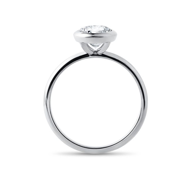 VÝRAZNÝ PRSTEŇ S OVÁLNYM DIAMANTOM V BIELOM ZLATE - PRSTENE S LAB-GROWN DIAMANTMI - 