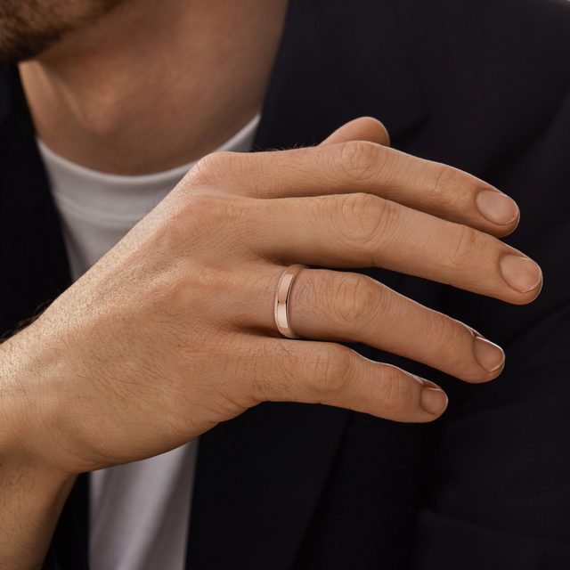 ALLIANCE POUR HOMMES EN OR ROSE ET MOTIF STRIÉ - ALLIANCES DE MARIAGE HOMMES - 