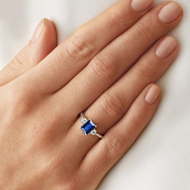 RING MIT SAPHIR IM SMARAGDSCHLIFF UND DIAMANTEN IM BRILLANTSCHLIFF AUS WEISSGOLD - SAPHIRVERLOBUNGSRINGE - 