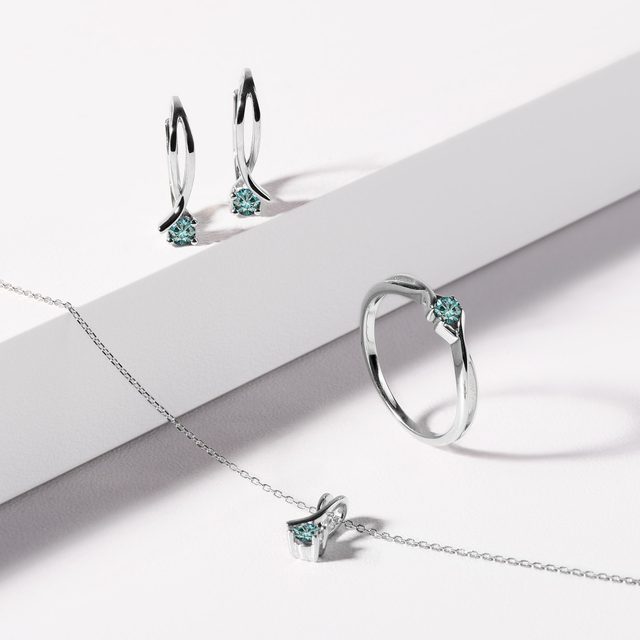 BOUCLES D'OREILLES ET COLLIER EN OR BLANC, DIAMANTS BLEUS - ENSEMBLES DE BIJOUX EN DIAMANT - 