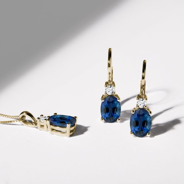 BOUCLES D'OREILLES EN OR, SAPHIRS 2,0 CT ET DIAMANTS - BOUCLES D'OREILLES EN SAPHIR - 