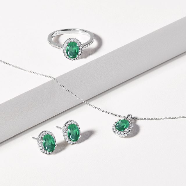 EMERALD AND DIAMOND OVAL PENDANT IN WHITE GOLD - EMERALD NECKLACES - 