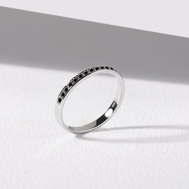 PIERŚCIONEK Z BIAŁEGO ZŁOTA Z CZARNYMI DIAMENTAMI - DAMSKIE OBRĄCZKI - 