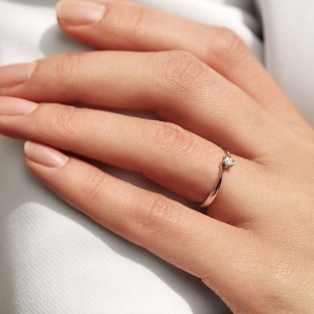 PRSTÝNEK Z RŮŽOVÉHO 14K ZLATA S BRILIANTEM - ZÁSNUBNÍ PRSTENY S BRILIANTEM - 