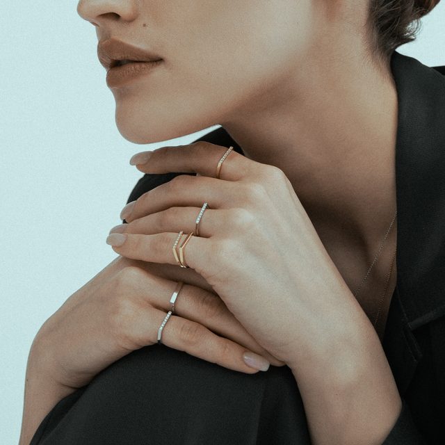 BAGUE EN OR ROSE DE SURFACE PLATE, AVEC UNE RANGÉE DE DIAMANTS - BAGUES EN DIAMANT - 