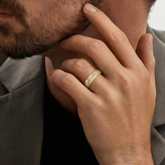 MODERNÍ PÁNSKÝ PRSTEN S VROUBKOVÁNÍM VE ŽLUTÉM 14K ZLATĚ - ZLATÉ PRSTENY - 