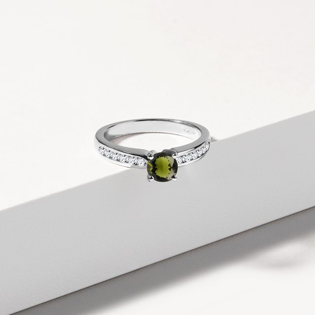 BAGUE EN OR BLANC AVEC MOLDAVITE ET DIAMANTS - BAGUES EN MOLDAVITE - 