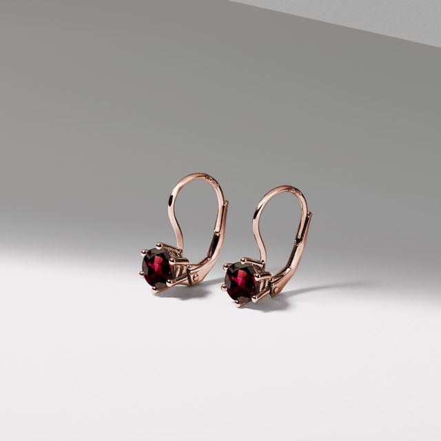 KOLCZYKI WYKONANE Z RÓŻOWEGO ZŁOTA Z OKRĄGŁYMI GRANATAMI - KOLCZYKI Z GRANATAMI - 