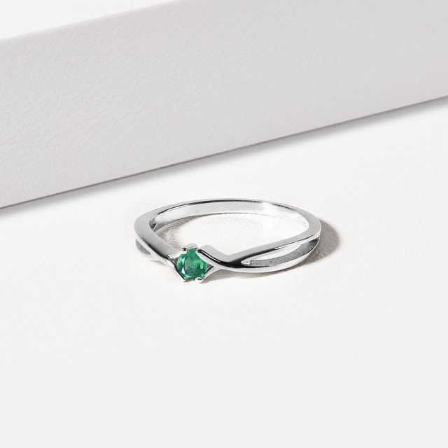 LUXURIÖSER WEISSGOLDRING MIT SMARAGD - RINGE MIT SMARAGD - 