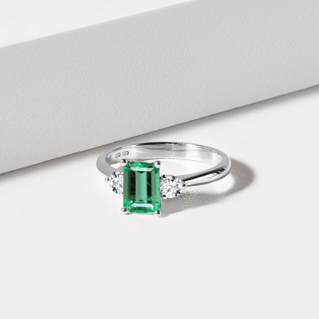 BAGUE EN OR BLANC AVEC ÉMERAUDE ET DIAMANT - BAGUES EN ÉMERAUDE - 