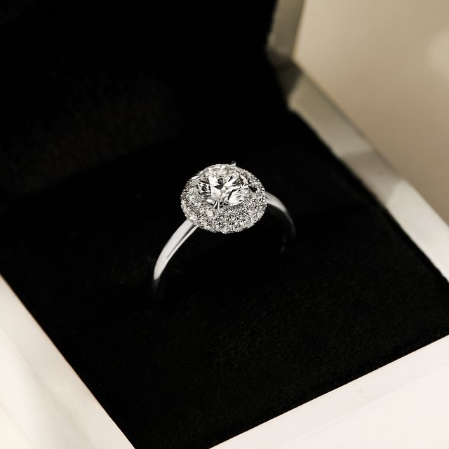 BAGUE DE LUXE EN OR BLANC AVEC HALO DE DIAMANTS - BAGUES AVEC DIAMANTS DE SYNTHÈSE - 