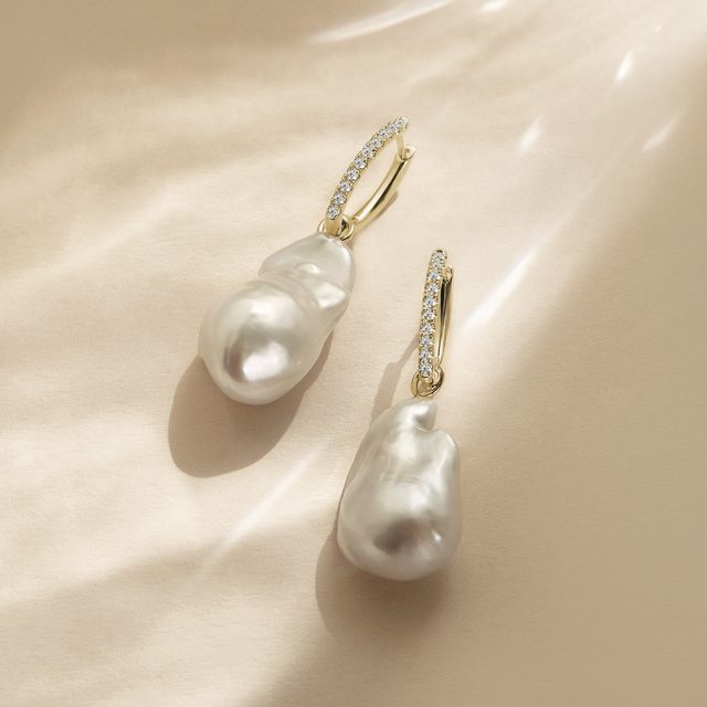 NÁUŠNICE KRUHY S BAROKNÍMI PERLAMI A DIAMANTY VE ZLATĚ - PERLOVÉ NÁUŠNICE - 