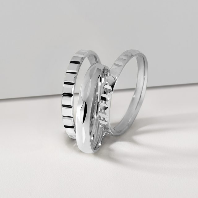 PÁNSKY GRAVÍROVANÝ PRSTEŇ Z BIELEHO 14K ZLATA - PRSTENE BIELE ZLATO - 