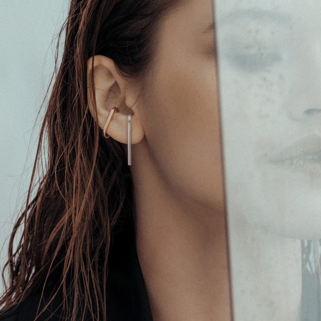 BOUCLES D'OREILLE BARRE UNIQUE EN OR BLANC - BOUCLES D'OREILLES SOLITAIRES - 