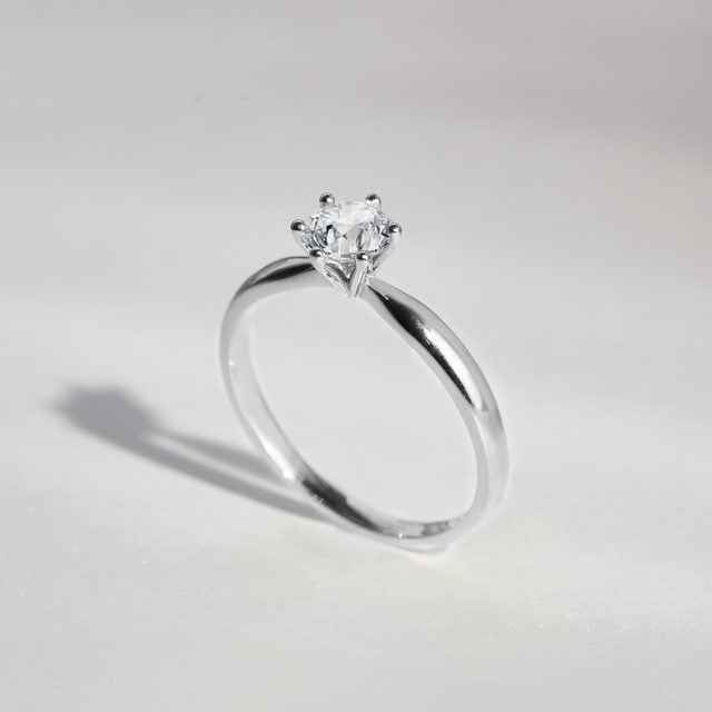 BRYLANTOWY PIERŚCIONEK Z BIAŁEGO ZŁOTA - PIERŚCIONKI ZARĘCZYNOWE Z BRYLANTEM - 